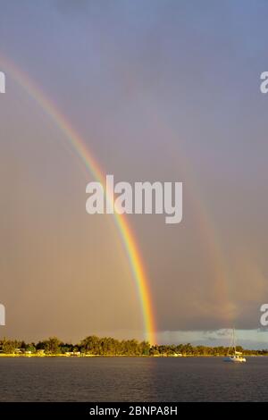 Rainbow devant Rotoava, Fakarava, Tuamotu Archipel, Polynésie française Banque D'Images