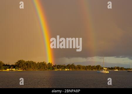 Rainbow devant Rotoava, Fakarava, Tuamotu Archipel, Polynésie française Banque D'Images