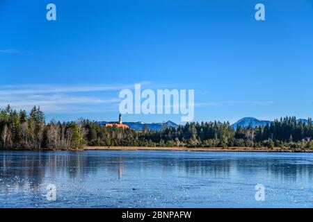 Allemagne, Bavière, haute-Bavière, pays de Tölzer, Sachsenkam, Kirchsee avec l'abbaye de Reutberg contre Prealps Banque D'Images