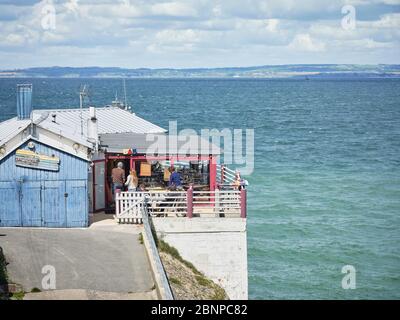 Le restaurant le Bigorneau Amoureux, dans les premiers jours du printemps, sur la pente raide à côté de la plage de Douarnenez, en Bretagne Banque D'Images