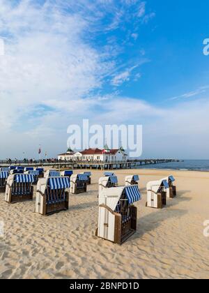 Allemagne, Mecklembourg-Poméranie occidentale, Mer Baltique côte Baltique côte, île d'Usedom, Ahlbeck, station balnéaire, jetée, plage, chaises de plage Banque D'Images