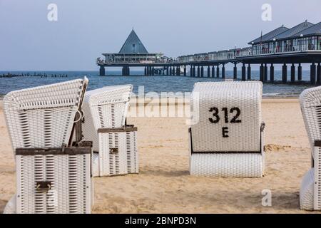 Allemagne, Mecklenburg-Ouest Pomerania, Mer Baltique côte Baltique côte, Ile d'Usedom, Heringsdorf, Seebad, jetée, plage, chaises de plage Banque D'Images