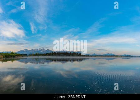 Hoppensee, Ostallgäu, Allgäu, Swabia, Bavière, Allemagne, Europe Banque D'Images