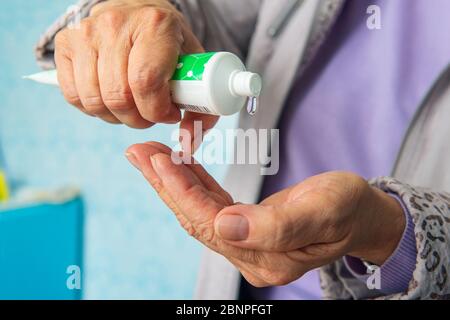 Prévenir la propagation des germes en utilisant du gel pour laver les mains chez les personnes âgées. Pour prévenir l'infection par un coronavirus dangereux. Protection contre le covid-19, Banque D'Images