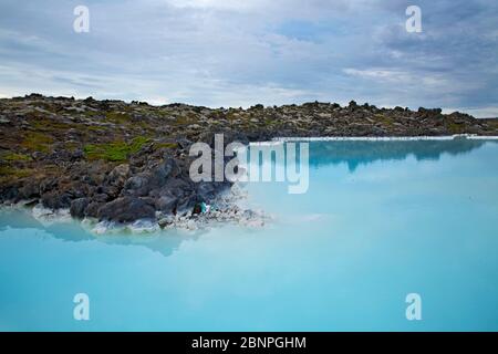 Eau thermale, colorée en bleu par des diatomées, de la centrale géothermique de Svartsengi dans le champ de lave d'Illahraun près de Grindavik, sur la péninsule de Reykjanes. Banque D'Images