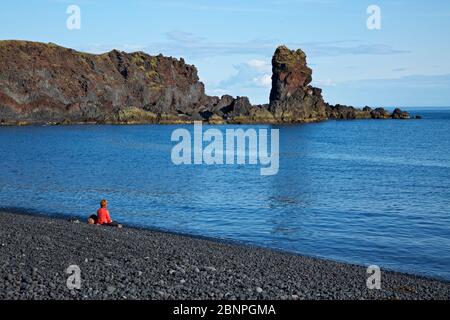 Plage de Djuponalonssandur à la baie de Dritvik dans le parc national de Snaefells. Banque D'Images