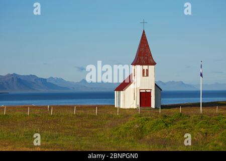 Helnarkirkja. Église construite en 1945 sur la côte atlantique près de Hellnar. Vue sur la chaîne de montagnes de Snaefellsnes. Banque D'Images