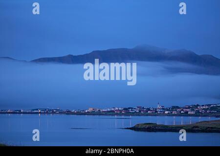 La place Grundarfjoerdur sur Snaefellsnes sur la baie du même nom en milieu de nuit d'été. Banque D'Images