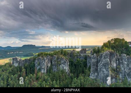 Nuages orageux au-dessus du pont Bastei dans les montagnes de grès d'Elbe. Banque D'Images