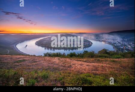 Allemagne, Rhénanie-Palatinat, Boppard, patrimoine mondial paysage culturel Vallée du Haut-Rhin moyen, Bopparder Hamm, la plus grande boucle du Rhin au lever du soleil Banque D'Images