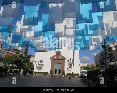 Fuengirola, Espagne - 4 octobre, 2017 : drapeaux bleu et blanc à Fuengirola place de l'église, Andalousie Banque D'Images