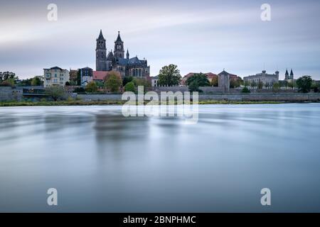 Allemagne, Saxe-Anhalt, Magdebourg, vue sur la ville avec la cathédrale de Magdebourg sur l'Elbe Banque D'Images