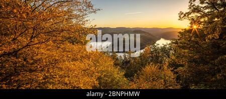 Allemagne, Thuringe, vue du barrage de Hohenwart au coucher du soleil en automne Banque D'Images