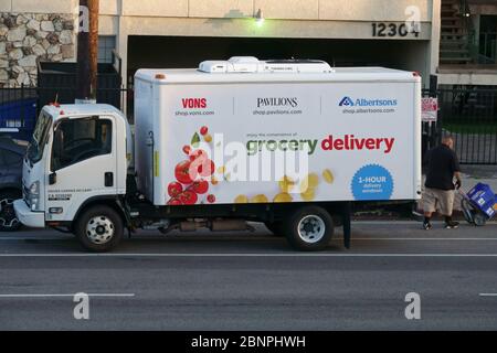 Los Angeles, CA / USA - 8 mai 2020 : un camion de livraison de magasins d'alimentation Vons, Pavilions et Albertsons est stationné dans une rue de la ville. Banque D'Images