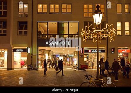 Europe, Allemagne, Bavière, Munich, ville, Sendlinger Strasse, vue sur Asamhöfe, belle rue commerçante, soirée Banque D'Images