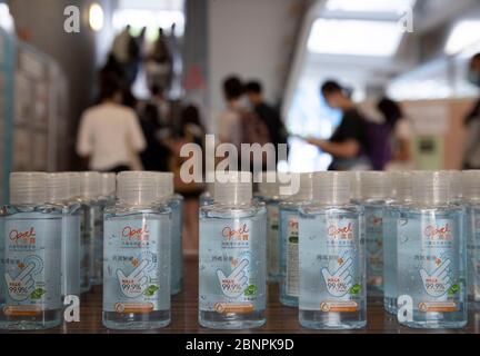 Hong Kong, Chine. 16 mai 2020. Les désinfectants pour les mains libres pour les candidats HKDSE sont exposés lors de l'examen du diplôme d'enseignement secondaire de Hong Kong (HKDSE). Crédit : SOPA Images Limited/Alamy Live News Banque D'Images