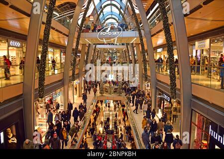 Europe, Allemagne, Hambourg, Europa passage, décoration de Noël dans le passage, escalier roulant, visiteur, Banque D'Images