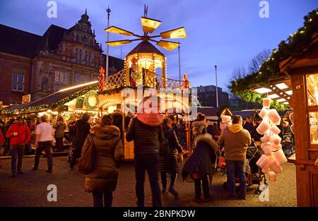 Europe, Allemagne, Hambourg, Harburg, marché de Noël en face de la mairie, pyramide Banque D'Images