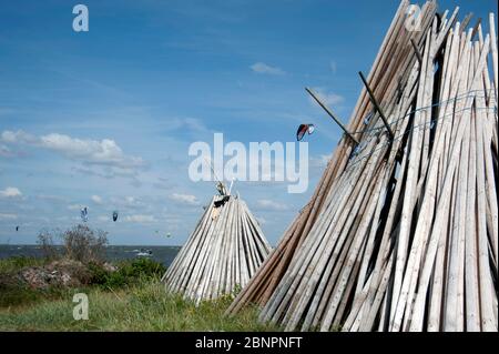 Danemark, Fjord Ringkøbing, tentes en bois sur la plage Banque D'Images