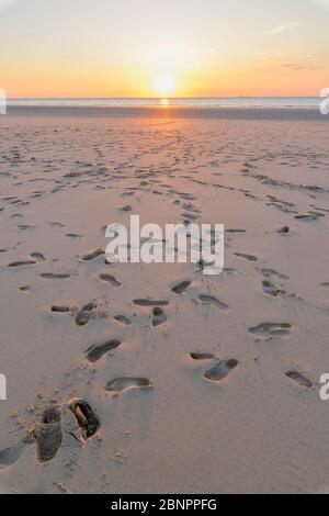 Empreintes sur la plage au coucher du soleil, Calais, pas-de-Calais, hauts-de-France, France Banque D'Images