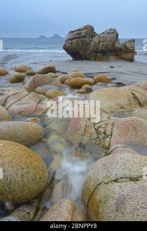 Crique rocheuse avec rochers, Porth Nanven, Penzance, Cornouailles, Angleterre du Sud-Ouest, Angleterre, Royaume-Uni, Europe Banque D'Images