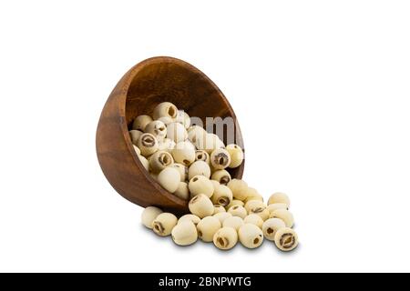 Graines de Lotus séchées dans un bol en bois sur fond blanc avec passe-cheveux. De nos jours, lotus graine devenir populaire saine alimentation et a très bénéfique pour Banque D'Images