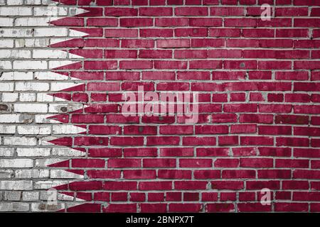 Drapeau national du Qatar représentant dans les couleurs de peinture sur un vieux mur de brique. Drapeau sur fond de mur de briques. Banque D'Images