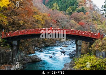 Japon, Honshu, Préfecture De Tochigi, Nikko, Pont Shinkyo Et Rivière Daiya Banque D'Images