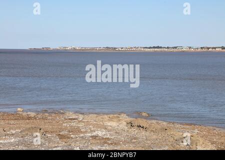 En face d'Ogmore par la mer vers les dunes de sable de Merryr avec Newton et Porthcawl à gauche de l'image. Banque D'Images