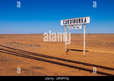 Le terminal de Curdimurka prend la voie d'évitement sur le chemin de fer Old Ghan près du lac Eyre dans l'Outback de l'Australie méridionale. Banque D'Images