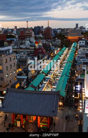 Japon, Honshu, Tokyo, Asakusa, Temple Sensoji, Rue Commerçante Nakamise Et Skyline Asakusa Banque D'Images