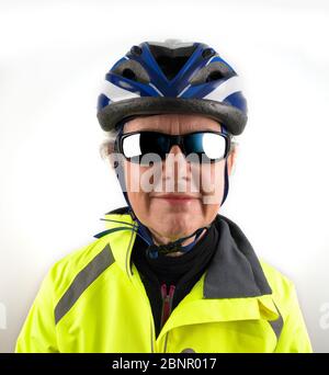 Woman cyclist wearing helmet et Veste haute visibilité Banque D'Images