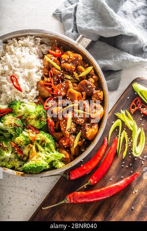 Vue en portrait de la viande de teriyaki japonais, avec brocoli, riz blanc et piments frais. Banque D'Images