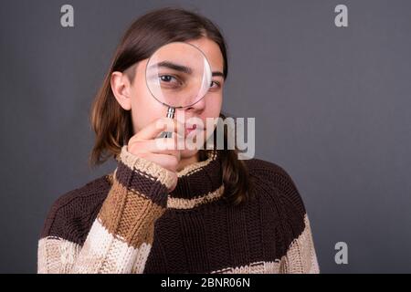 Jeune homme androgyne avec de longs cheveux prêts pour l'hiver Banque D'Images