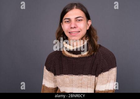 Jeune homme androgyne avec de longs cheveux prêts pour l'hiver Banque D'Images