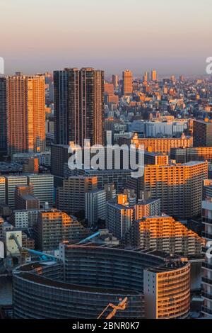 Japon, Honshu, Tokyo, Toyosu Area Skyline Moderne, appartements Modernes et bâtiments de haute hauteur avec Skytree Tower au Loin Banque D'Images