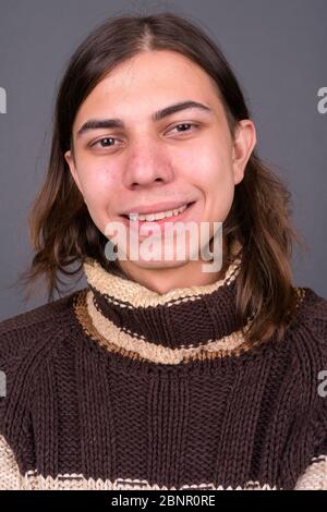 Jeune homme androgyne avec de longs cheveux prêts pour l'hiver Banque D'Images