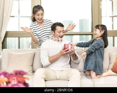 petite fille asiatique donnant un cadeau d'anniversaire à son père Banque D'Images