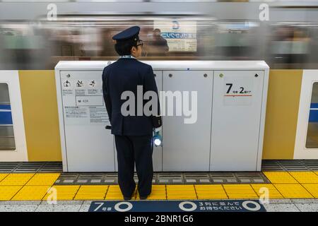 Japon, Honshu, Tokyo, Garde-Plate-Forme De La Station De Métro Banque D'Images