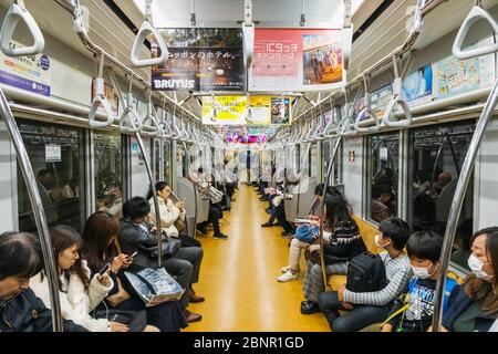 Japon, Honshu, Tokyo, Subway, Subway Carriage Et Passagers Banque D'Images