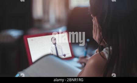 Petite fille d'enfant apprenant sur ordinateur portable à la maison, distance sociale pendant la quarantaine, concept d'éducation en ligne Banque D'Images