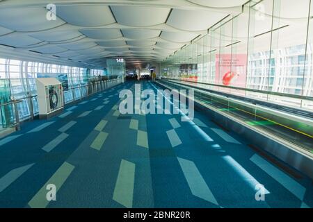 Japon, Honshu, Tokyo, Aéroport De Haneda, Terminal International, Portes De Départ En Déplacement Escalator Banque D'Images