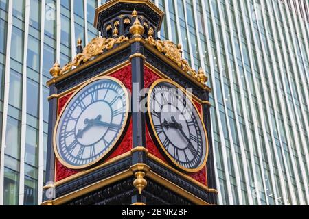 Angleterre, Londres, Westminster, Victoria, « Little Ben » Cast Iron Miniature Clock Tower Banque D'Images