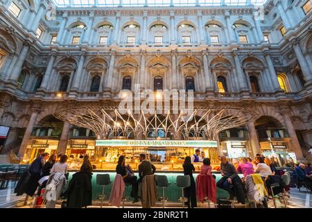 Angleterre, Londres, La Ville De Londres, La Royal Exchange, Clients Assis Au Restaurant Et Bar Fortnum & Mason Banque D'Images