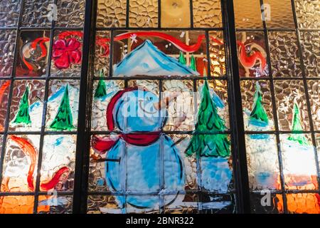 Angleterre, Londres, Pub Window Décoré Avec Snowman Painting À Noël Banque D'Images