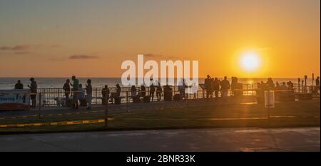 15 mai 2020 : San Diegans profiter de la plage d'État de Carlsbad à Carlsbad. D'autres plages et petites entreprises publiques ont rouvert leurs portes à San Diego, en Californie, le 15 mai 2020. (Image crédit: © Rishi DekaZUMA Wire) Banque D'Images