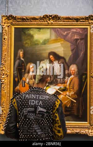 Angleterre, Londres, Trafalgar Square, La National Gallery, Punk Visitor En Face De La Peinture Banque D'Images