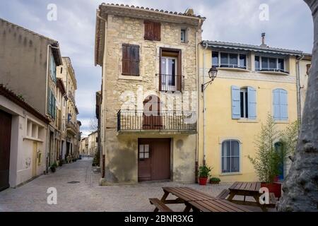 Allée du village à Peyriac de Mer en hiver. La commune est située dans le Parc naturel régional de Narbonnaise en Méditerranée. Banque D'Images