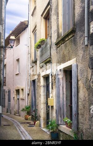 Allée du village à Peyriac de Mer en hiver. La commune est située dans le Parc naturel régional de Narbonnaise en Méditerranée. Banque D'Images