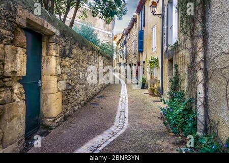 Allée du village à Peyriac de Mer en hiver. La commune est située dans le Parc naturel régional de Narbonnaise en Méditerranée. Banque D'Images